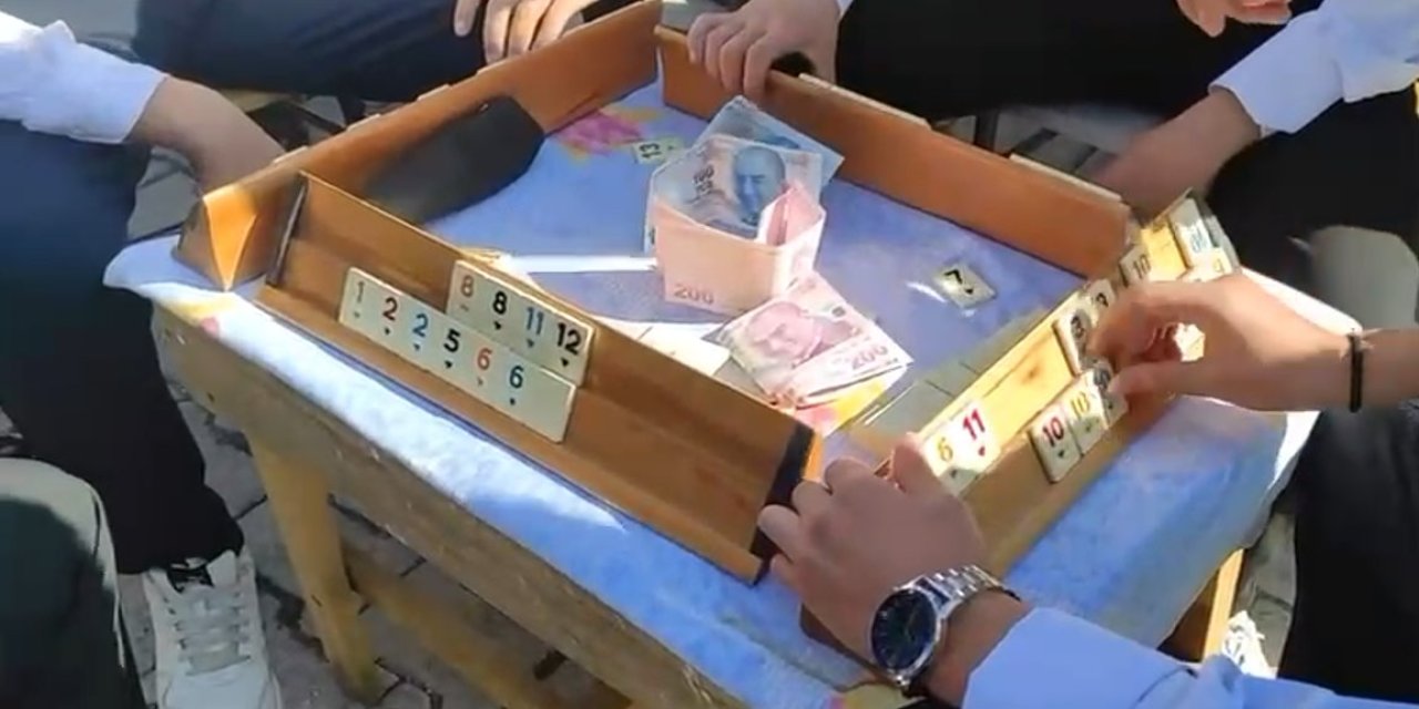 Düğün konvoyu önüne okey masası kurdular