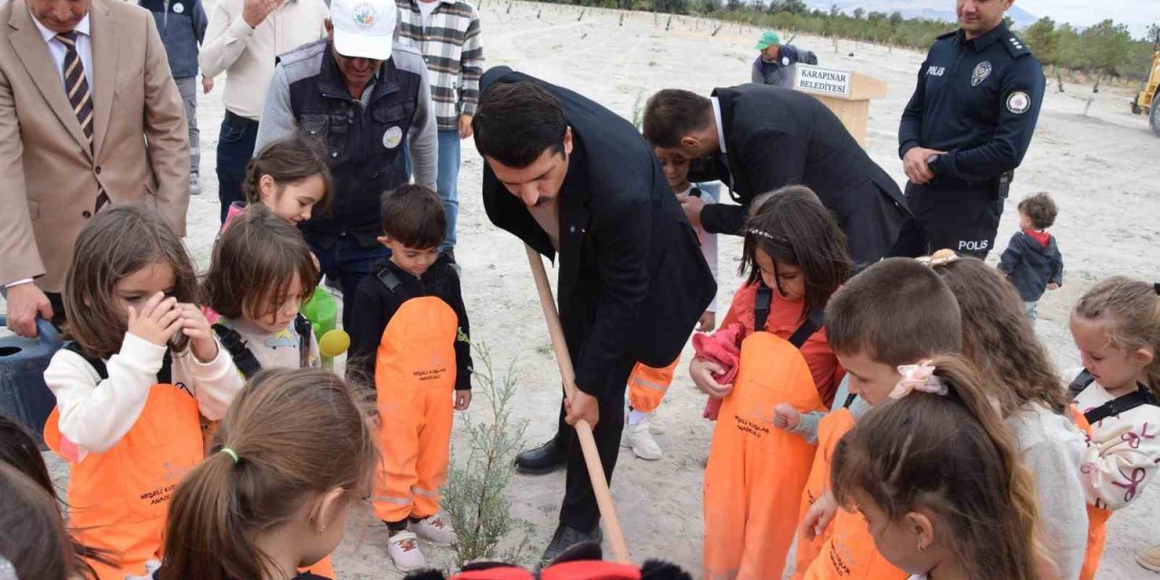Konya Karapınar’da minikler yeşil çevre için fidan dikti