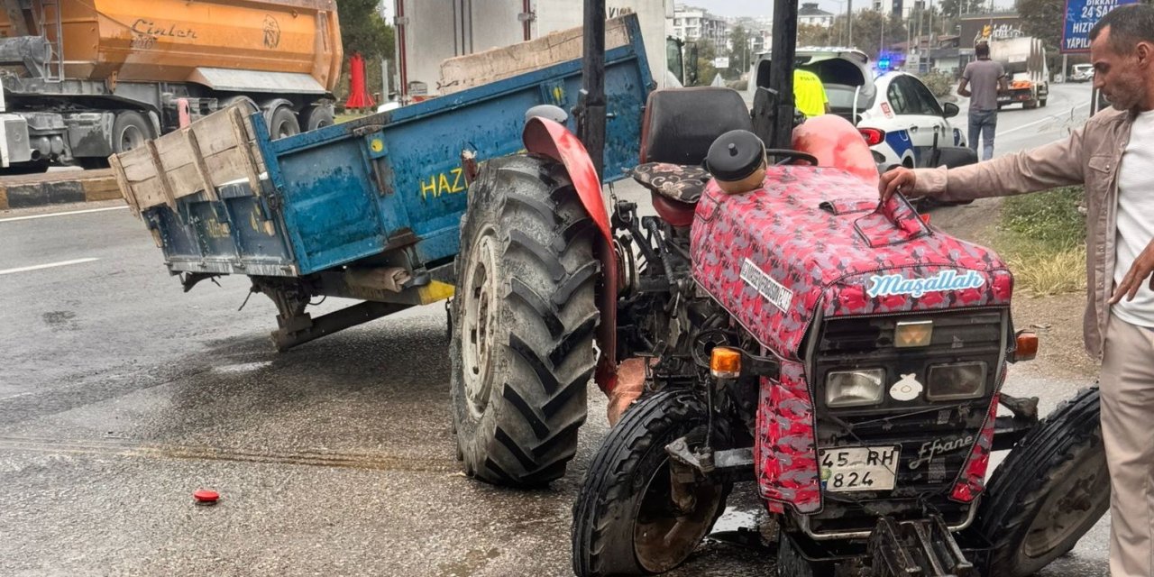 Tırla çarpışan traktörün sürücüsü öldü
