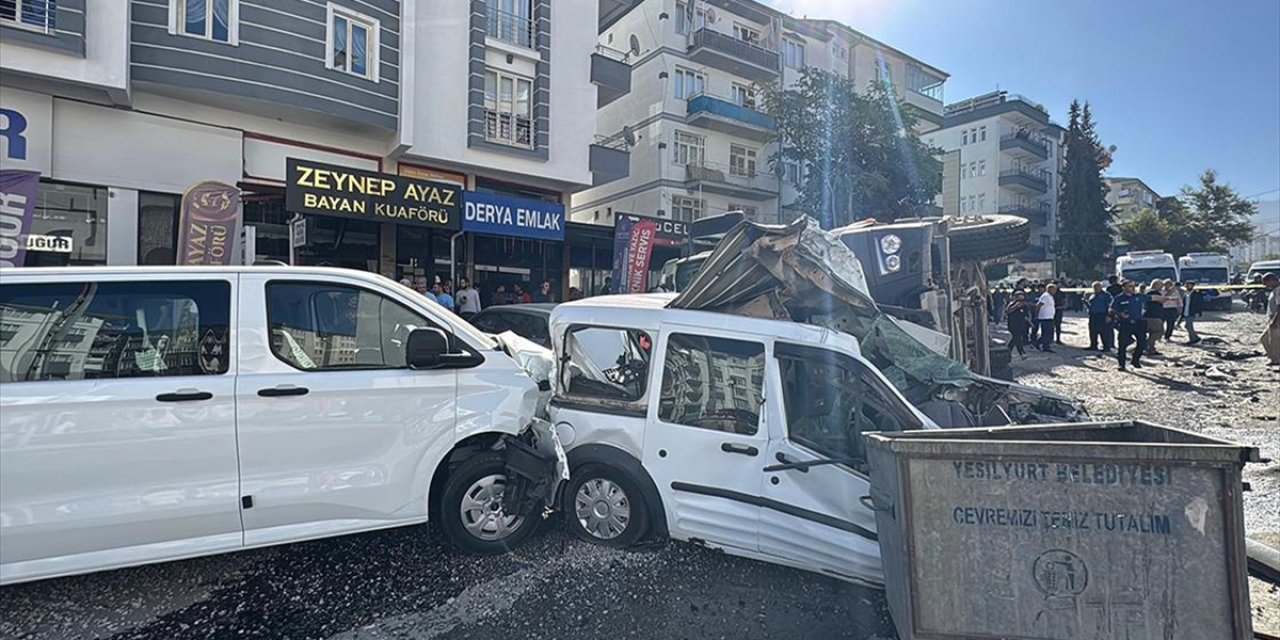 Kamyon tam 15 araca çarptı!