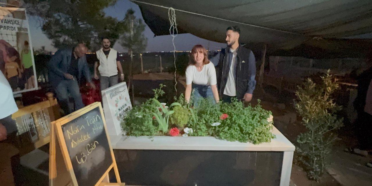 Cezaevinden tahliye edildiler, Narin'in mezarı başına geldiler