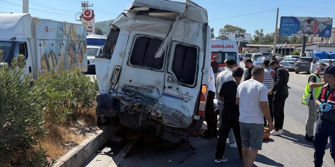 Milas'ta minibüs ile çekici çarpıştı; 1 ölü, 10 yaralı