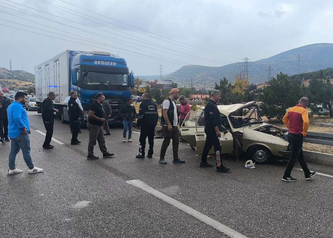 2 otomobil ile TIR çarpıştı: 2 ölü, 3 yaralı