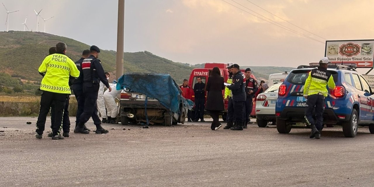 Öğrenci servisi ile otomobil çarpıştı: 2 ölü, 7 yaralı