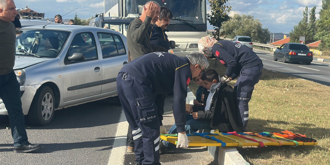 Otobüs, kırmızı ışıkta bekleyen 7 araca çarptı