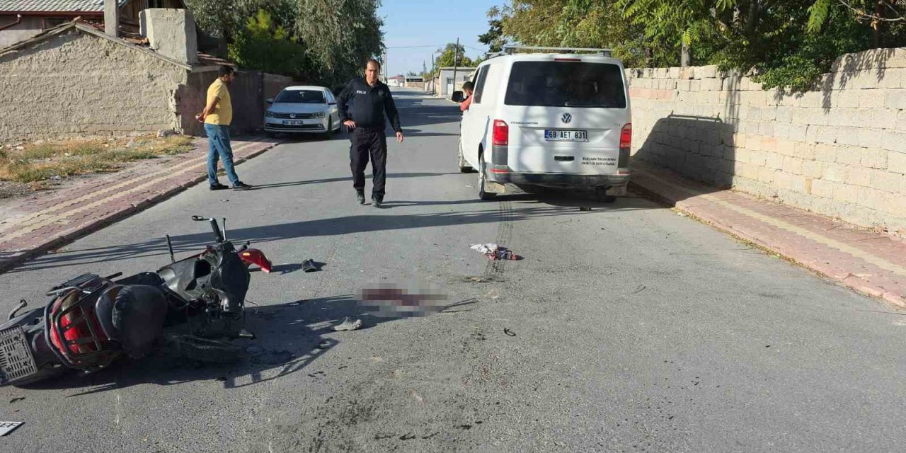Kamyonet ile motosiklet çarpıştı: Anne ve iki çocuğu ağır yaralı