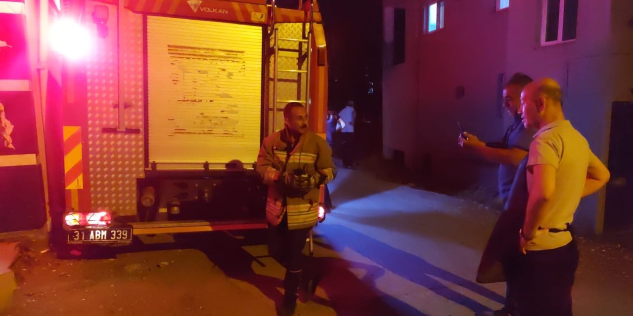 Reklam panosunda mahsur kaldı