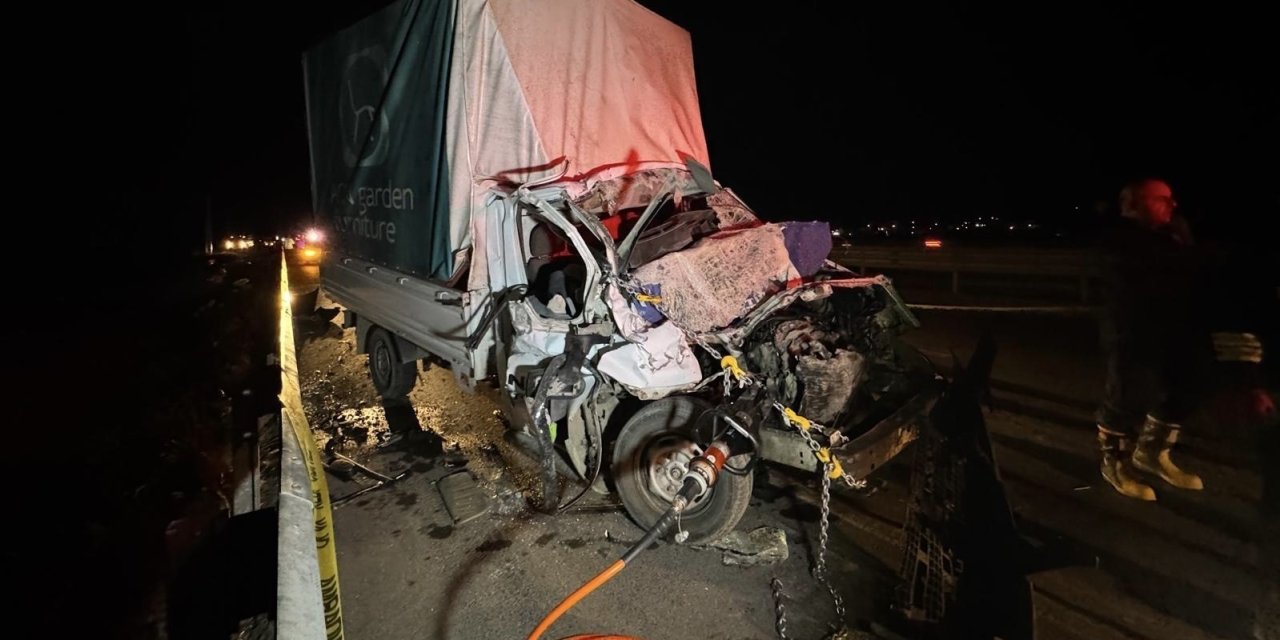 Kamyonet kamyona arkadan çarptı: 1 ölü, 1 ağır yaralı