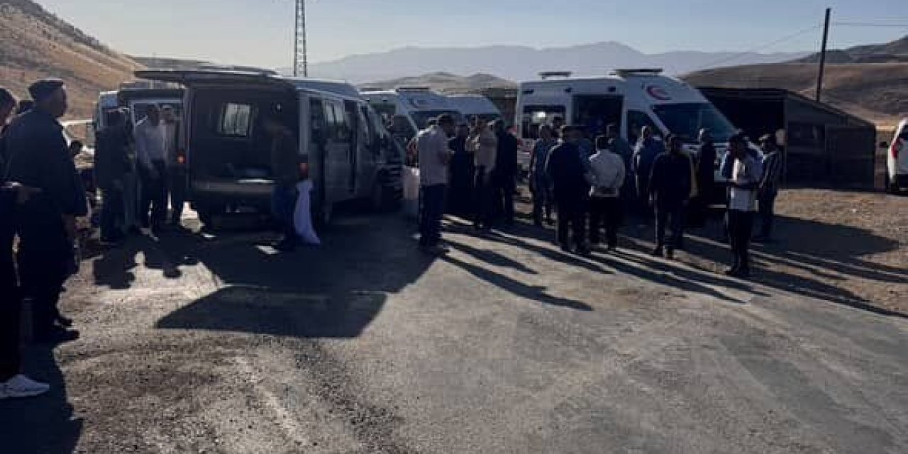 Öğretmenleri taşıyan minibüsle hafif ticari araç çarpıştı: 12 yaralı