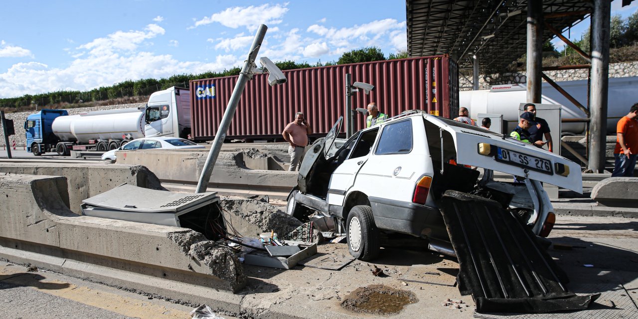 Otomobil, otoyol gişelerinde beton bariyerlere çarptı: 2 ölü