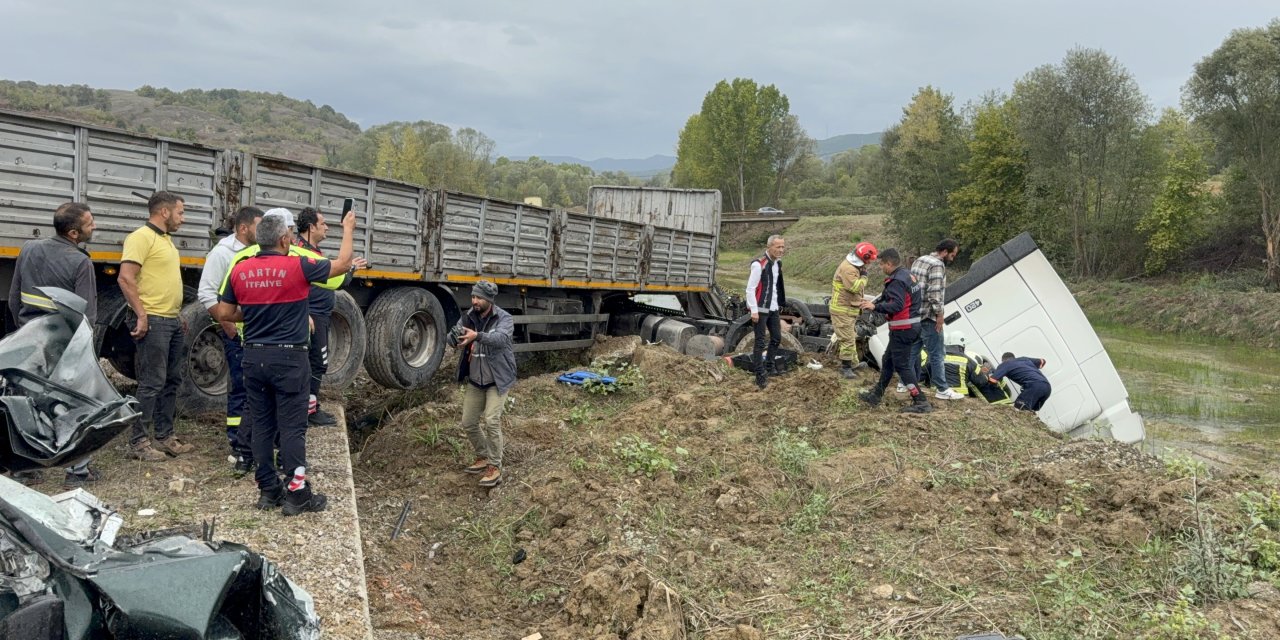 Karşı şeride geçen TIR'la çarpışan otomobildeki çift öldü