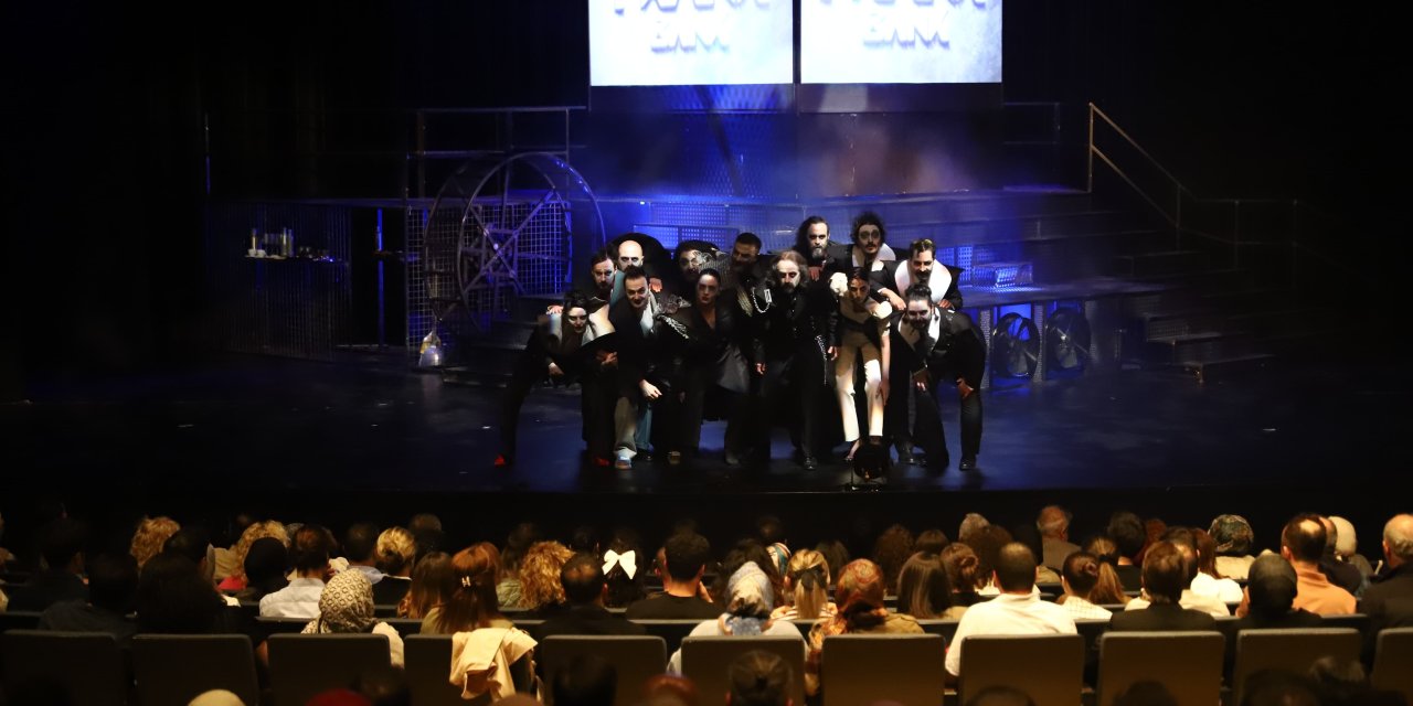 V. Frank'a Konyalı tiyatorseverlerden yoğun ilgi