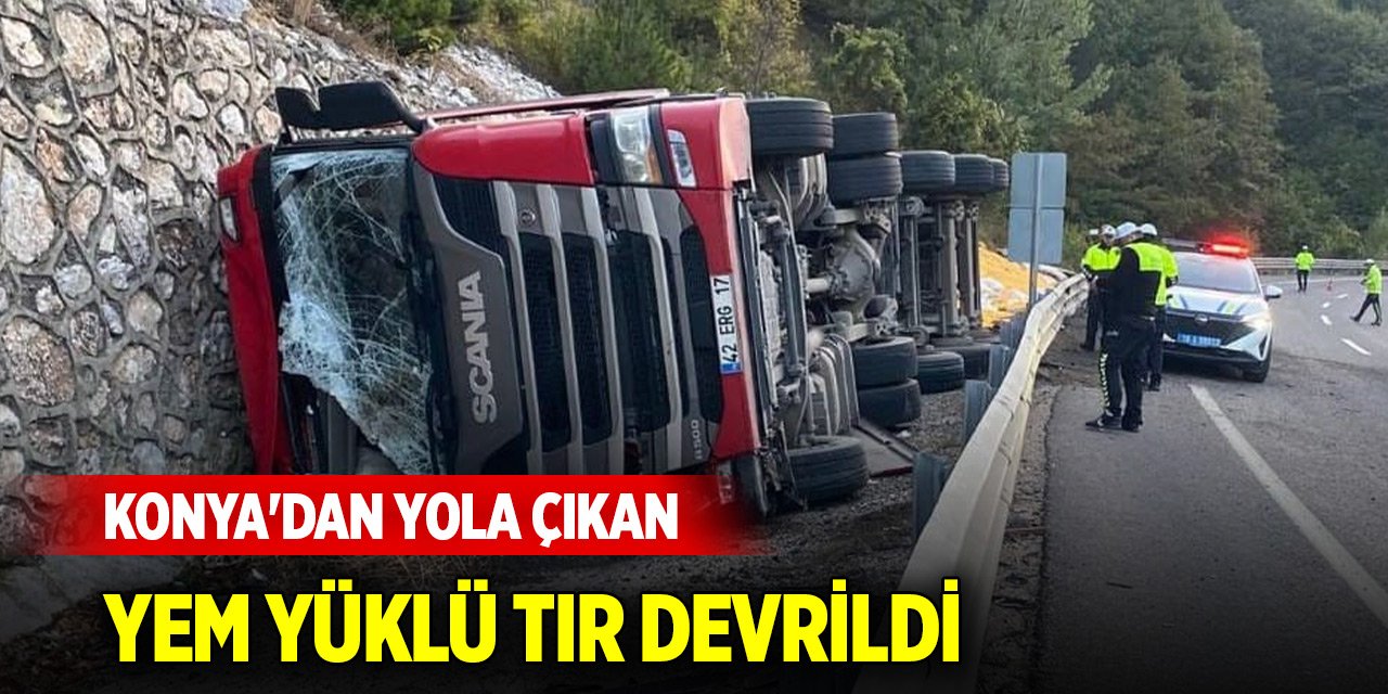 Konya'dan yola çıkan yem yüklü tır devrildi