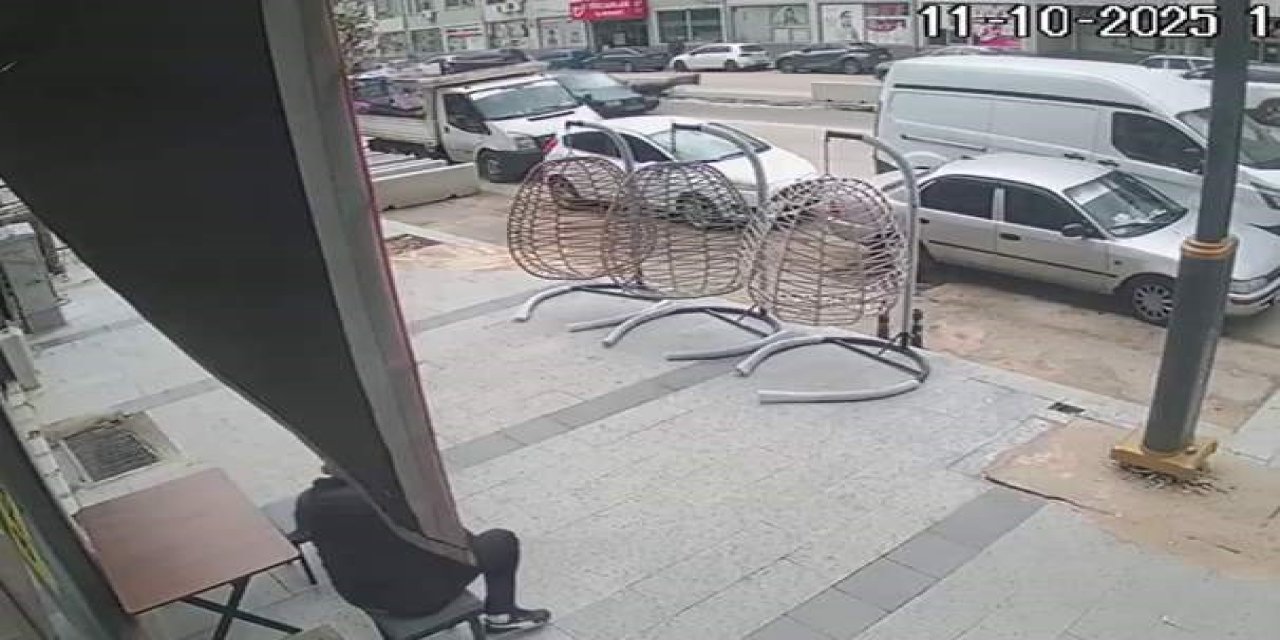 Otomobil yaşlı adama çarptı!