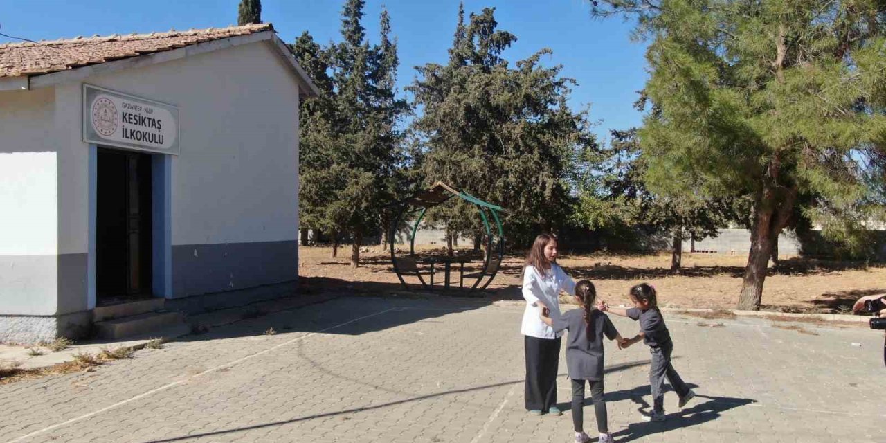 Bu okulda iki öğrenci, bir öğretmen var