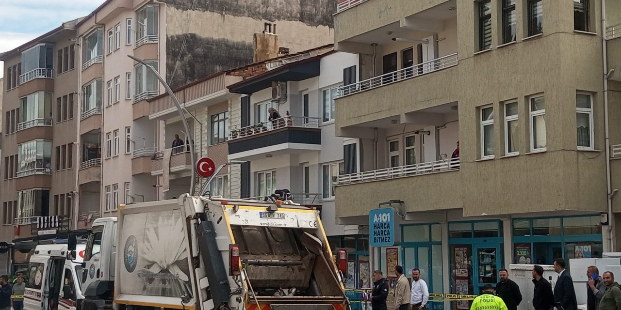 Çöp kamyonunun altında kalan yaya öldü