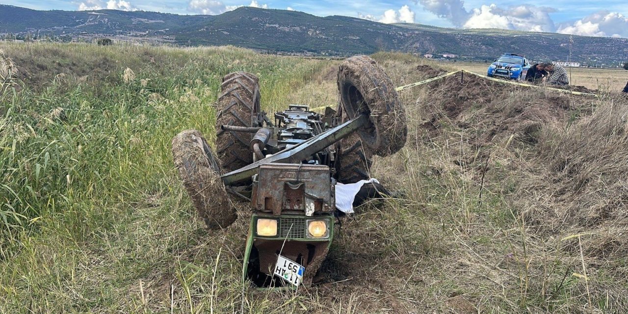 Su kanalına devrilen traktörün altında kalan yaşlı adam hayatını kaybetti