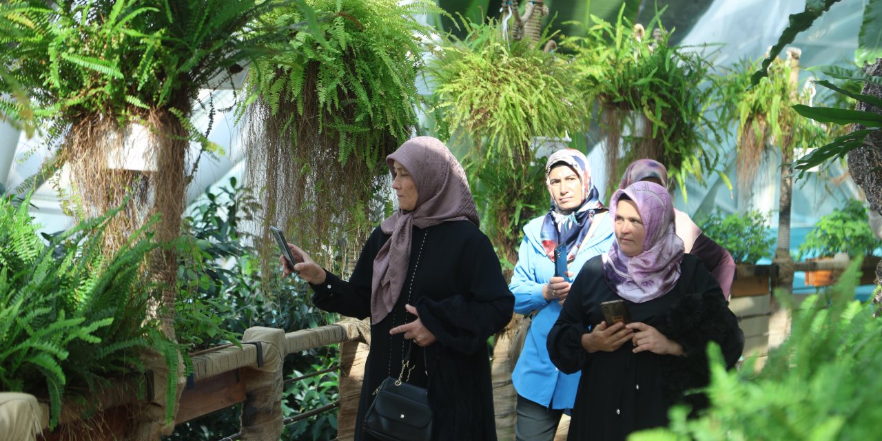 Kadın çiftçiler Konya'da keyifli bir gün geçirdi