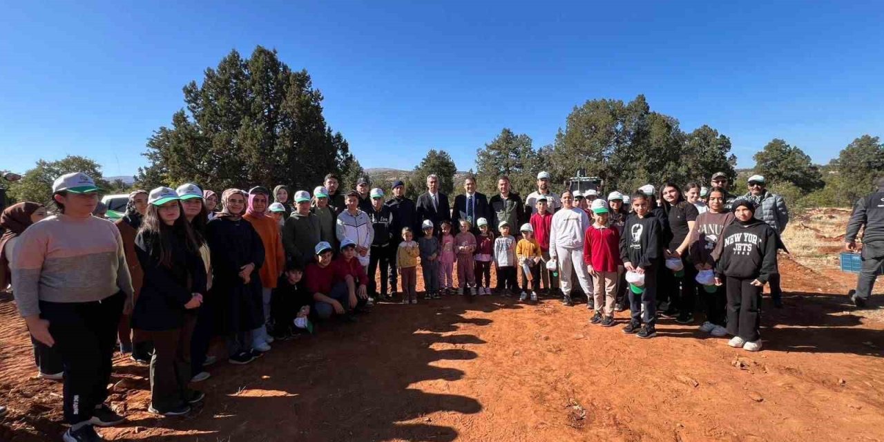 Konya Bozkır’da öğrenciler fidan dikti