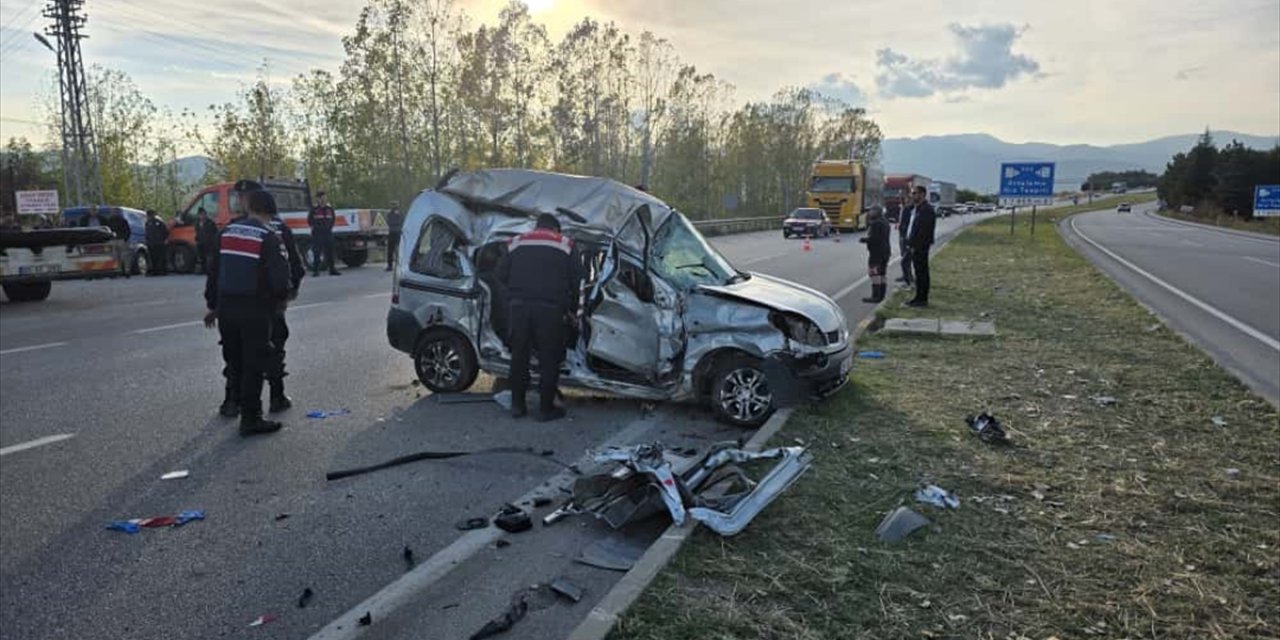 Kamyonla çarpışan hafif ticari araçtaki 4 kişi öldü! Kimlikleri belli oldu