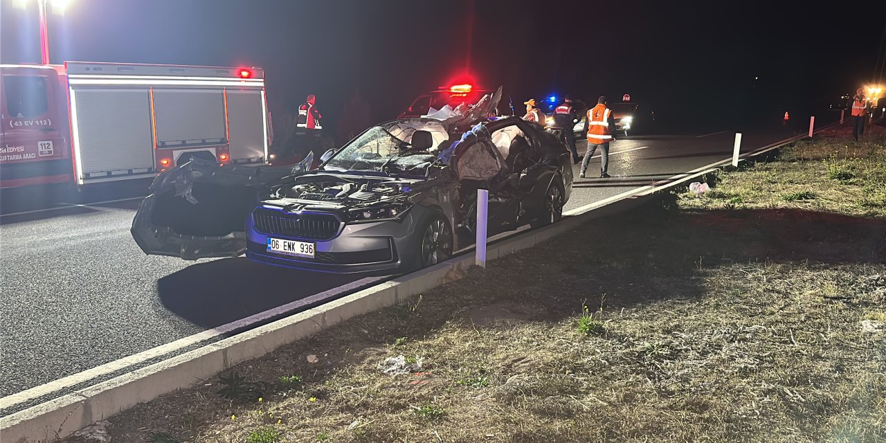 Otomobil, kavşakta bekleyen kamyona çarptı; 1 ölü, 1 yaralı