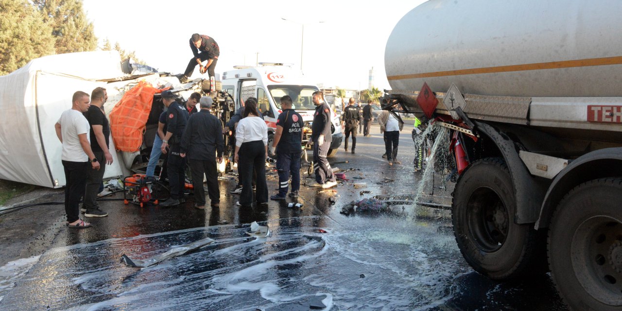 Akaryakıt tankerine çarpan kamyonun sürücüsü öldü