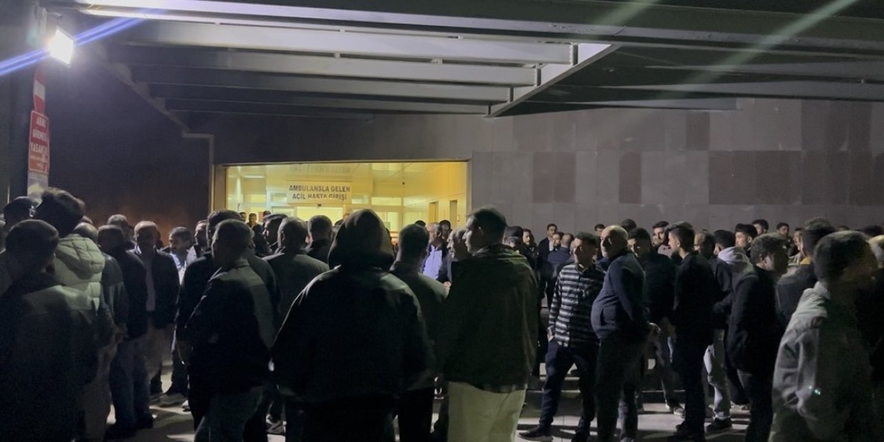 Göçük altında hayatını kaybeden iki kardeşin yakınları hastaneye akın etti