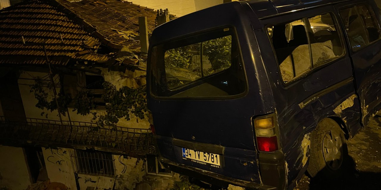 Park halindeki 8 araca çarptı