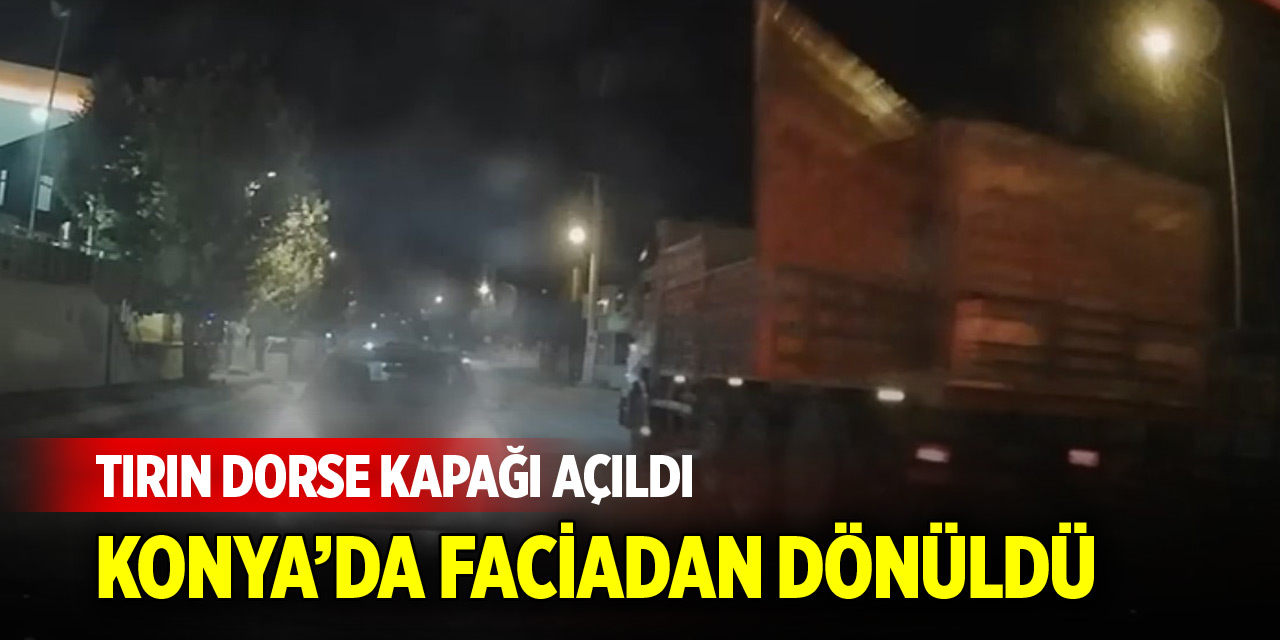 Tırın dorse kapağı açıldı, kırmızı ışıkta bekleyen otomobil kıl payı kurtuldu