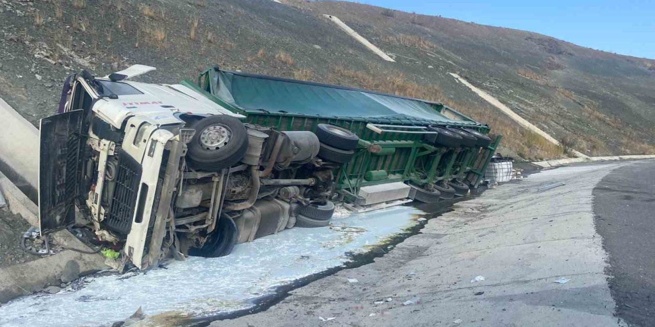 Konya'da tır devrildi