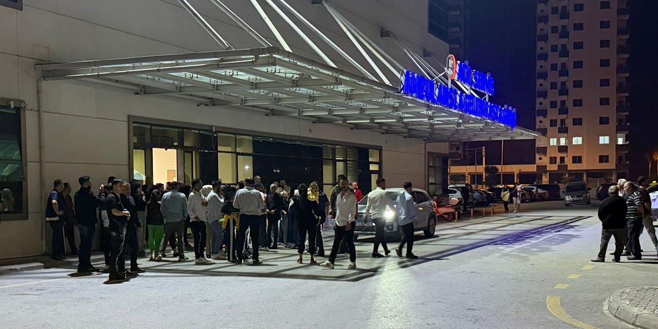 Düğün salonu önünde çıkan tartışma silahlı kavgaya dönüştü: 5 yaralı