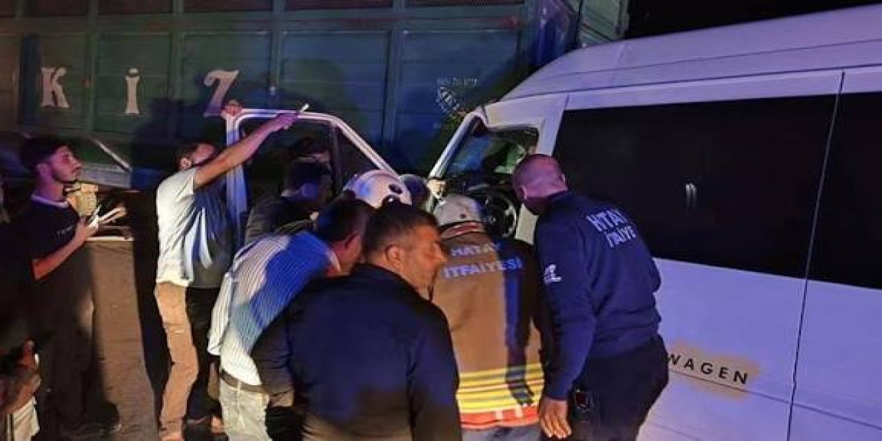 İşçileri taşıyan servis minibüsü traktörün römorkuna çarptı: 14 yaralı