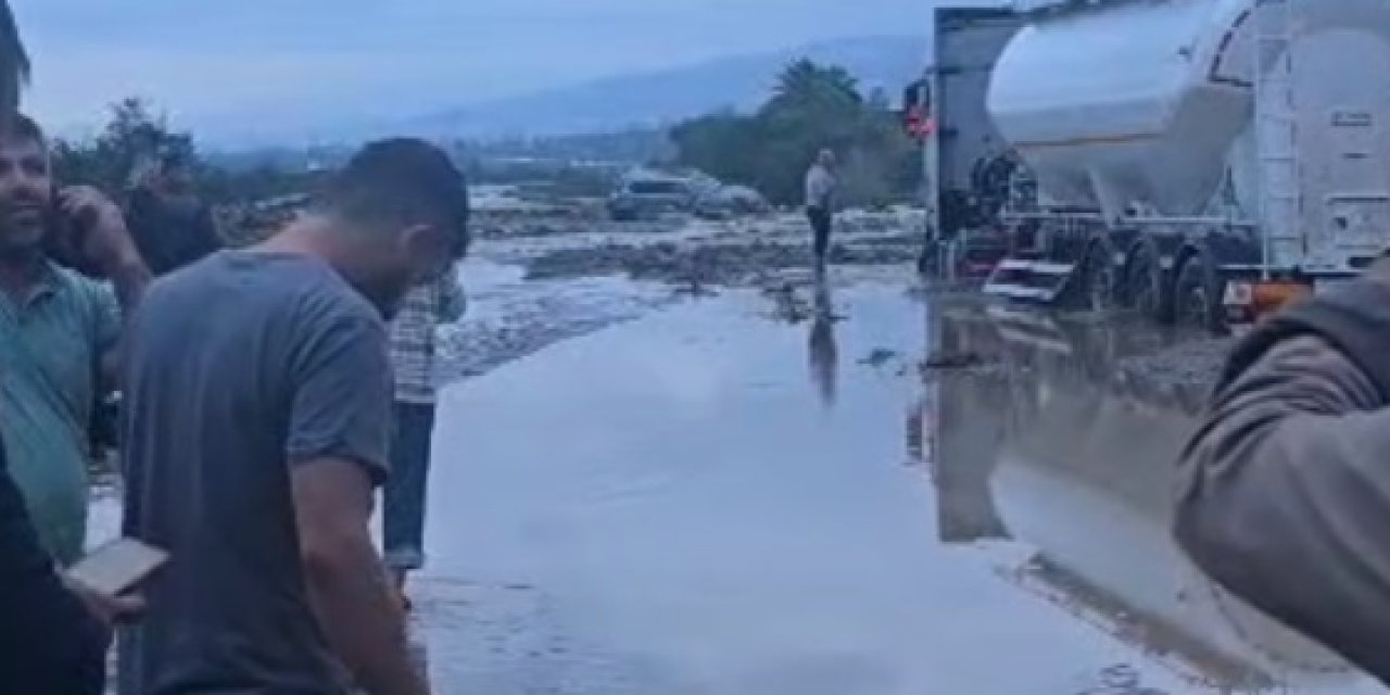 Otoyol çöktü, yolları su bastı, denizde hortum çıktı