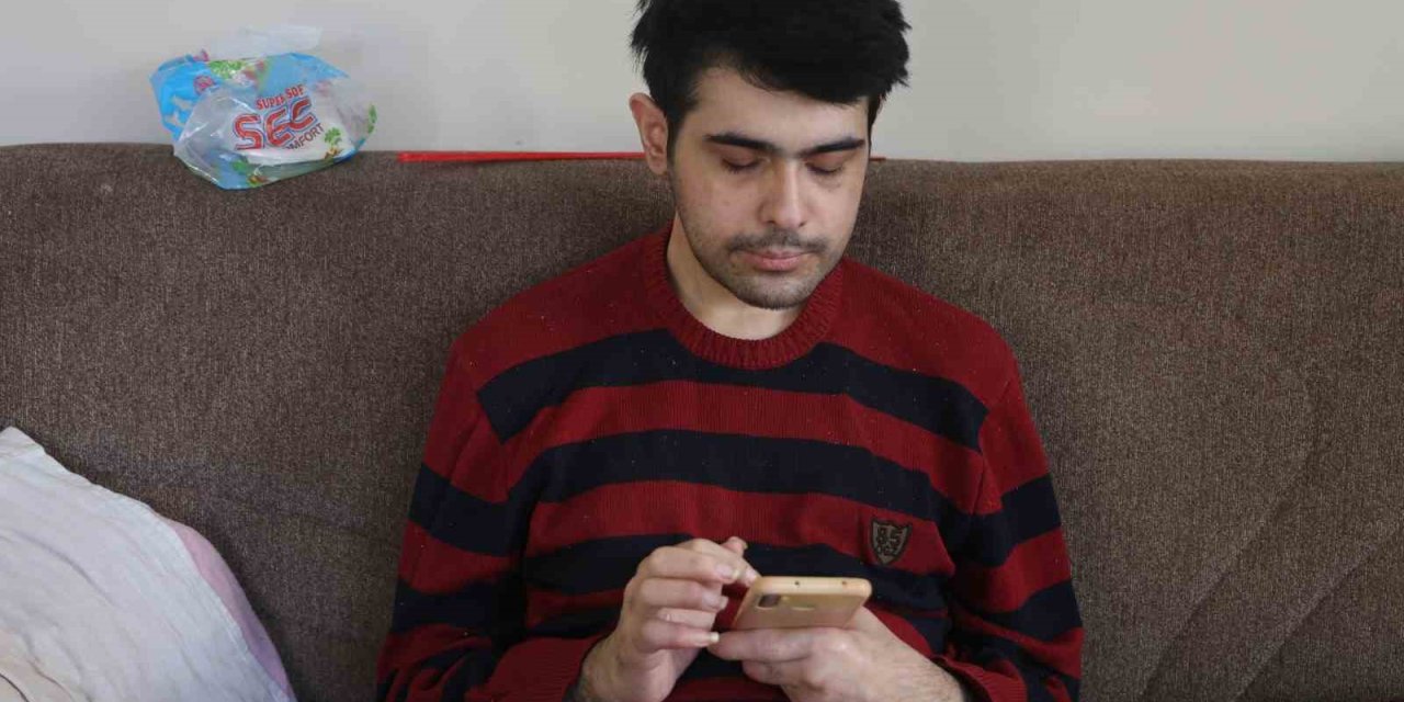 Telefon bağımlısı genç: 24 saat bakabilirim