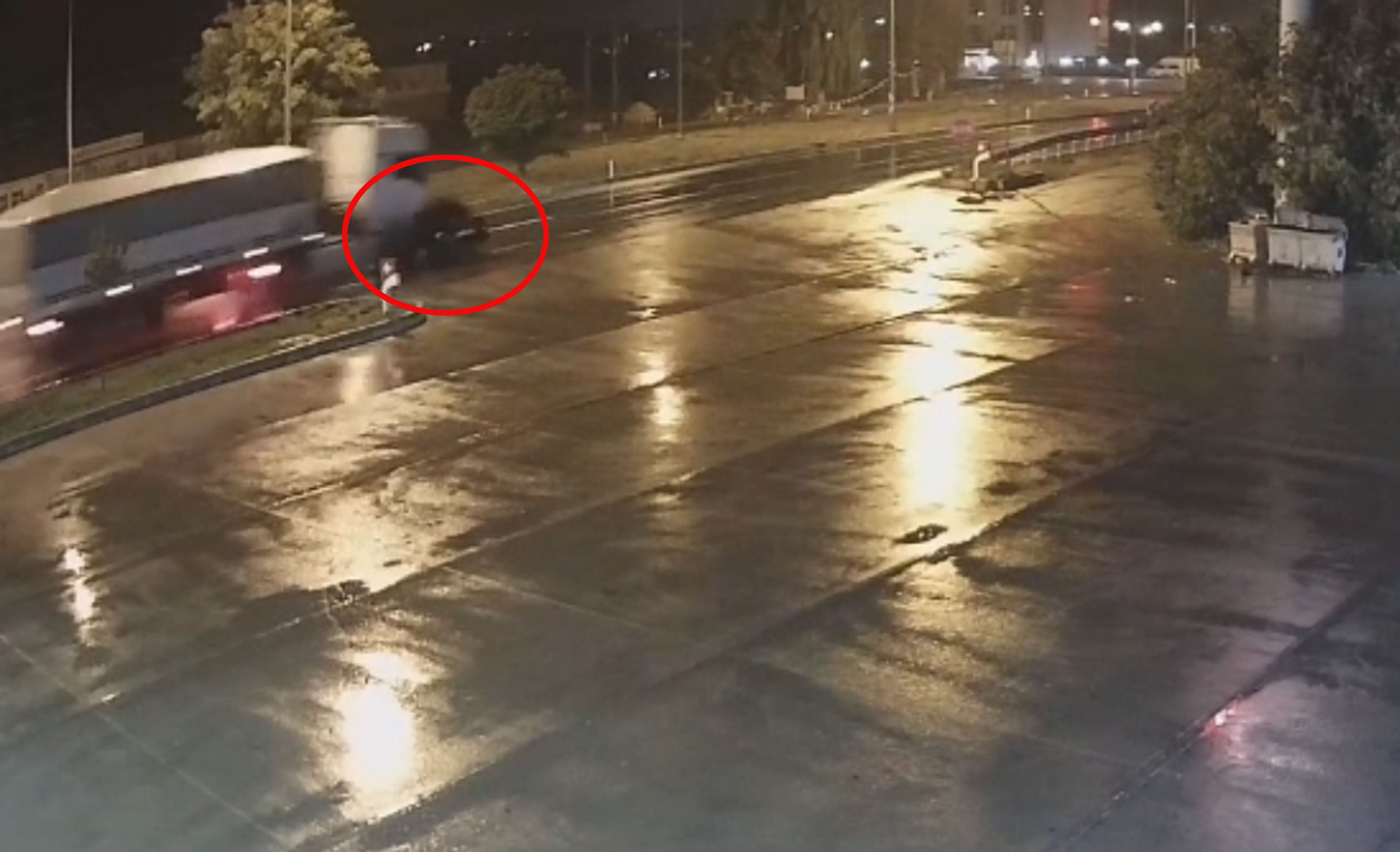 TIR'ın otomobile çarptığı kaza kamerada: 1 ölü, 1 yaralı