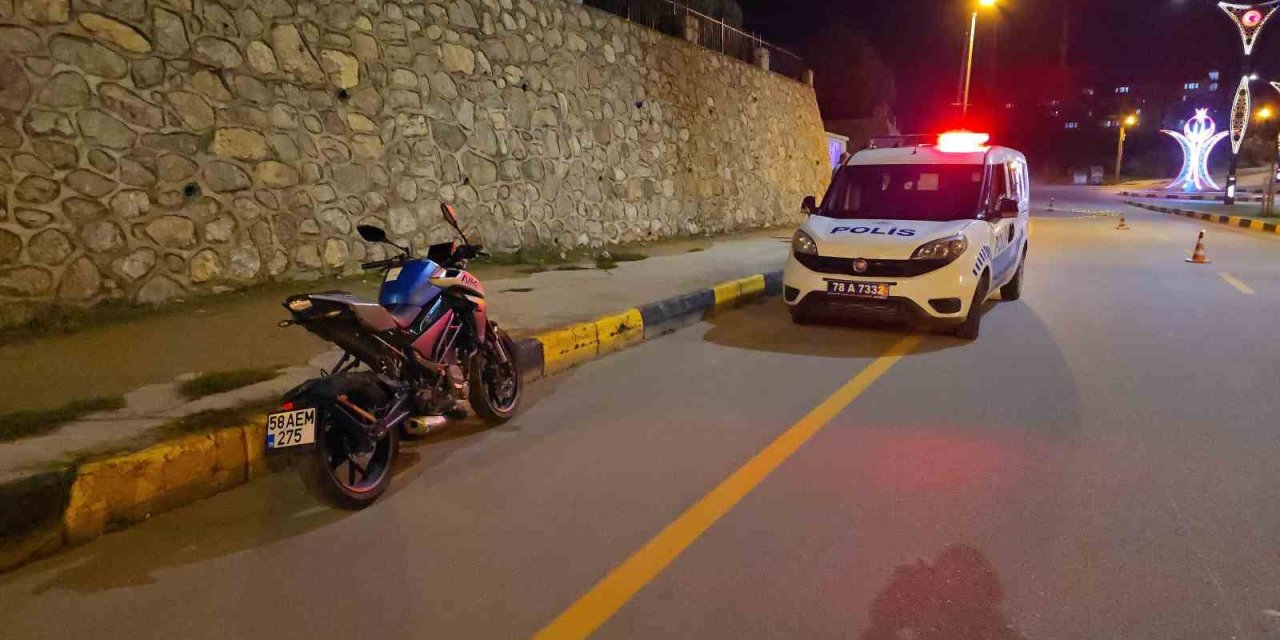 Motosiklet kaldırıma çarptı: Lise öğrencisi hayatını kaybetti