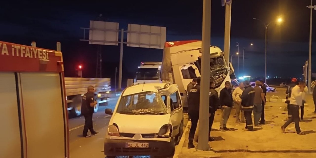 Konya'da tır ile hafif ticari araç çarpıştı: 2 yaralı