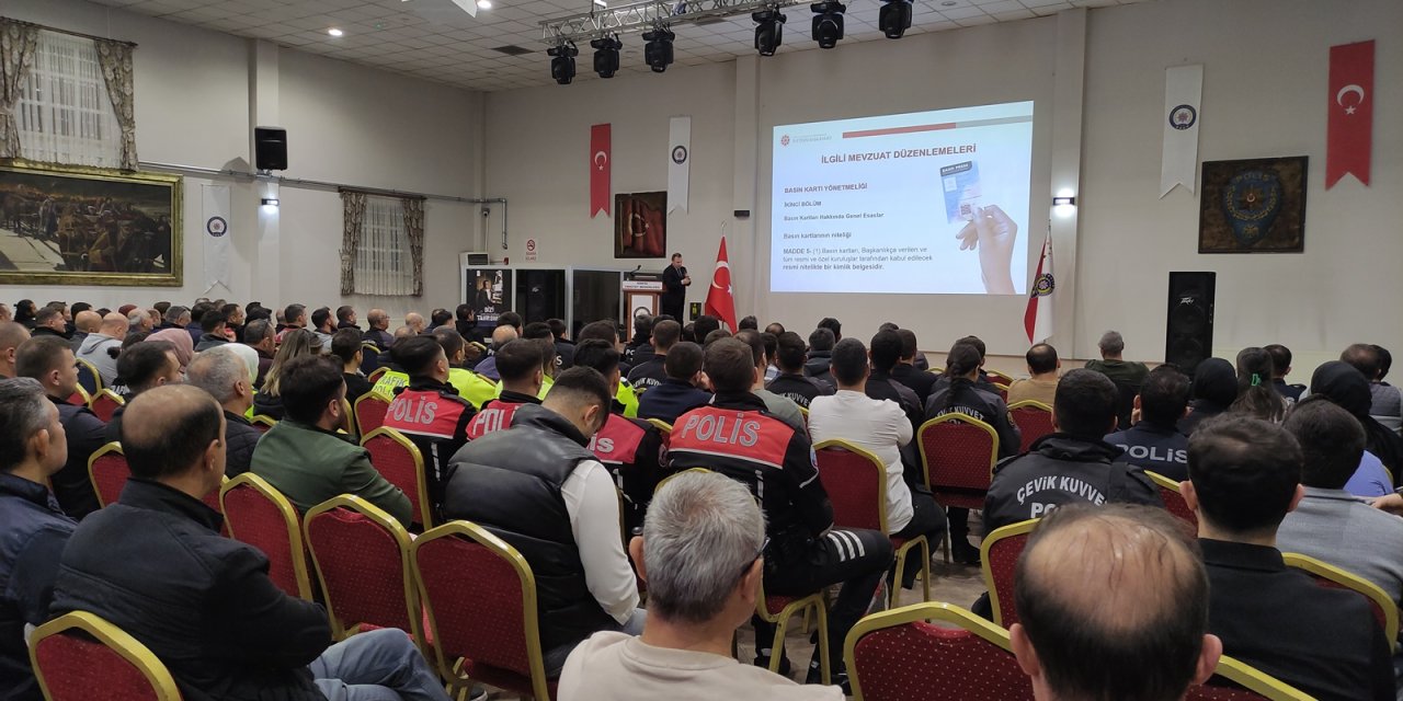 Konya’da emniyet mensuplarına basın kartı bilgilendirmesi