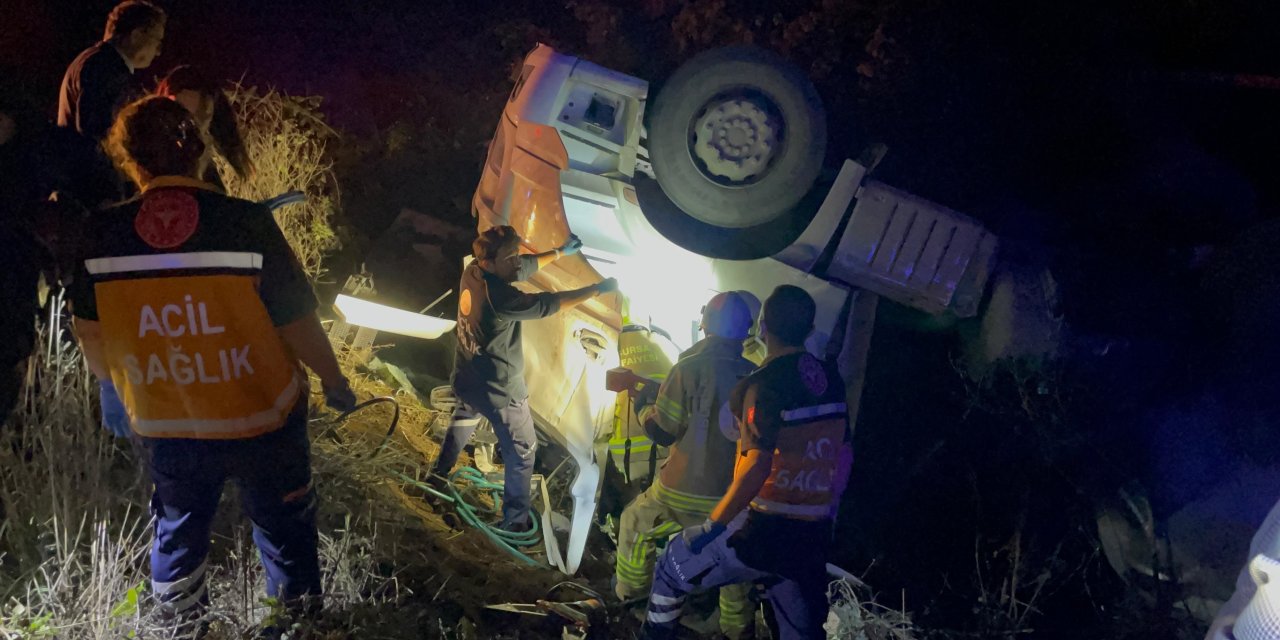 Tır şarampole devrildi: 1 ölü, 1 yaralı