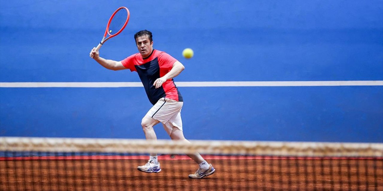 Konyalı sanayiciler fabrikada açılan toprak tenis kortta ter döküyor