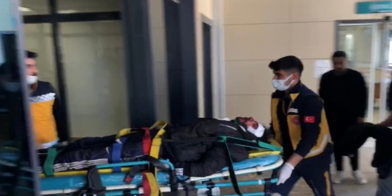 Yol kenarında 2 genç silahla vurulmuş halde bulundu