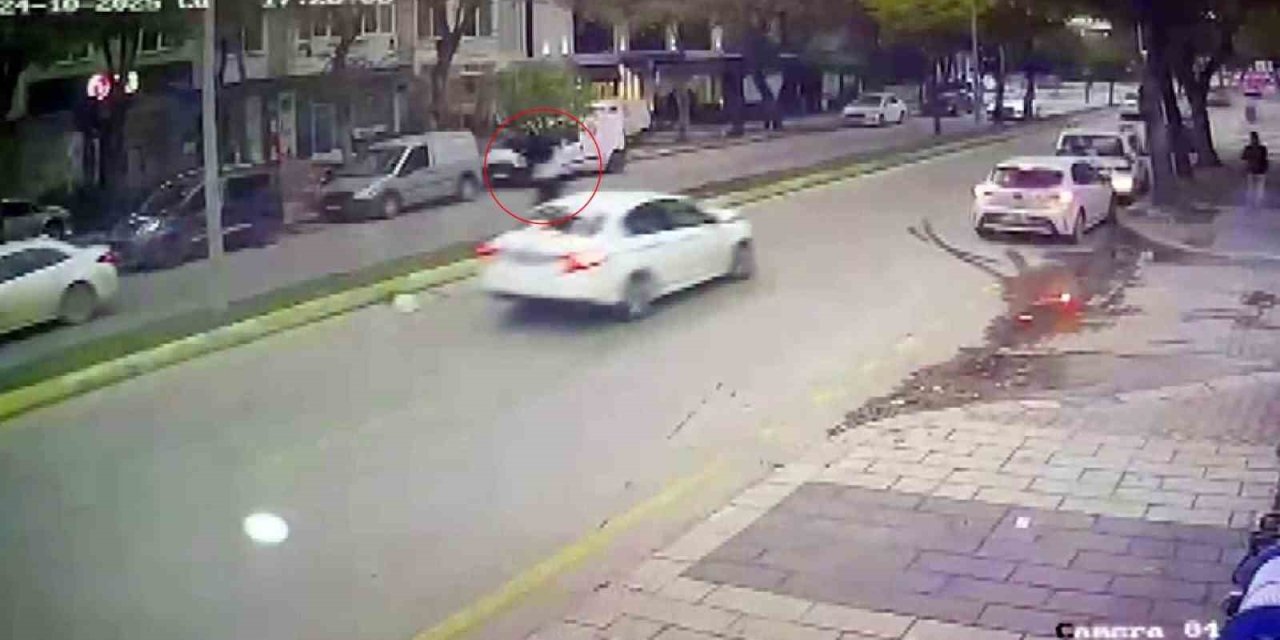 Otomobilin çarptığı kadın metrelerce savrularak öldü