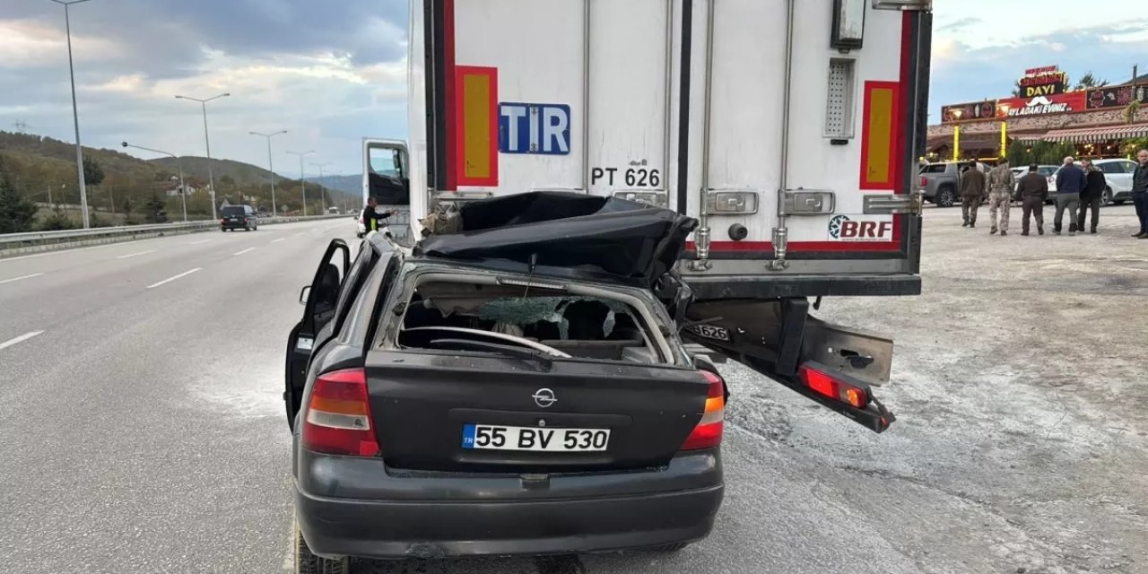 Otomobil tırın altına girdi: Sürücünün kimliği otopside belirlendi