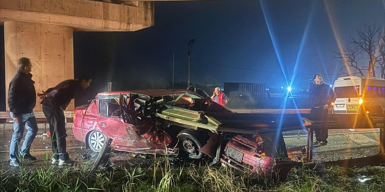 Otomobil bariyere çarptı: 2 ölü, 1 yaralı