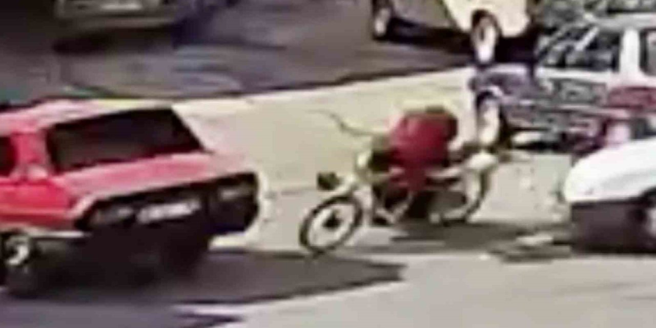 Motosiklet park halindeki otomobile çarptı, 15 yaşındaki sürücü ağır yaralandı