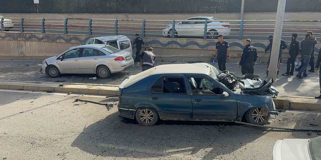 Zincirleme trafik kazası: 1 ölü, 4 yaralı