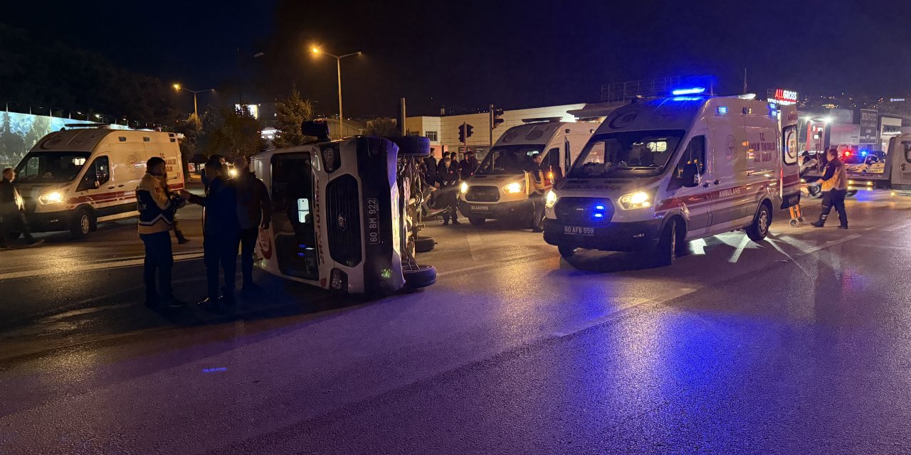 Vakaya giden ambulans ciple çarpıştı! 3 sağlık personeli yaralı