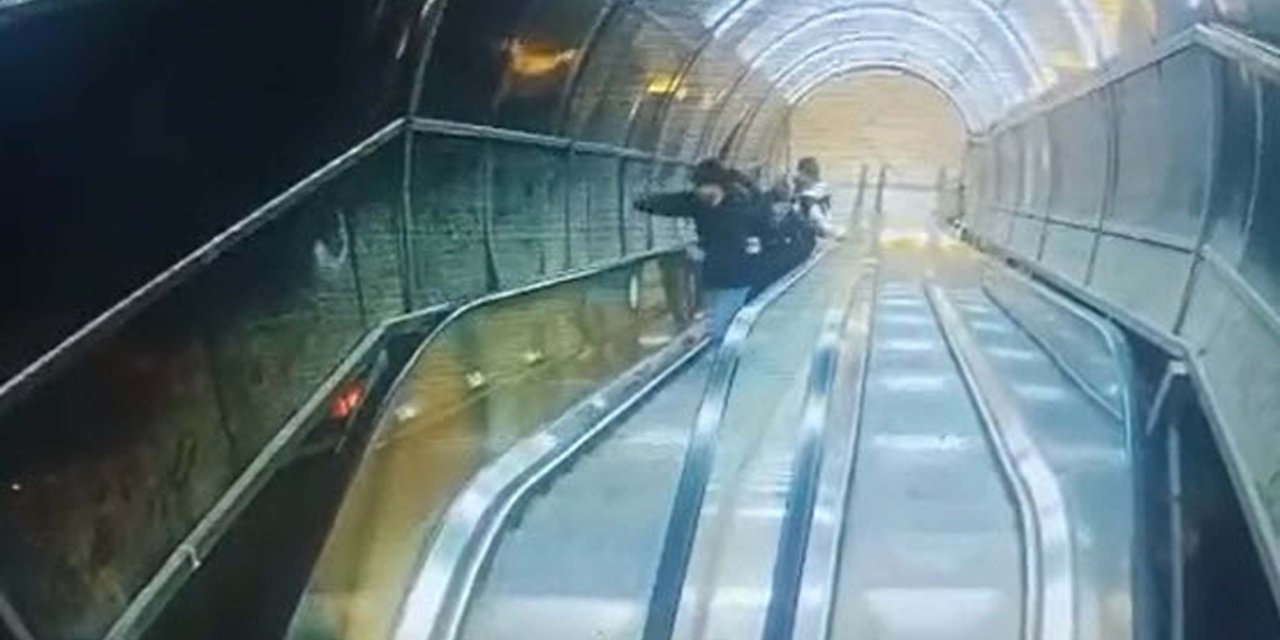 Yaya üst geçidinin korkuluklarına tekme ve yumruklu saldırı kamerada