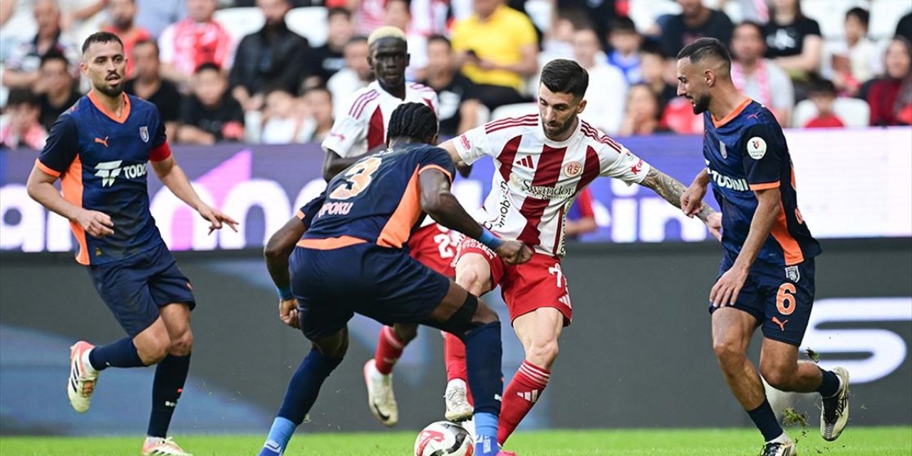 Başakşehir, deplasmanda  Antalyaspor'u farklı geçti