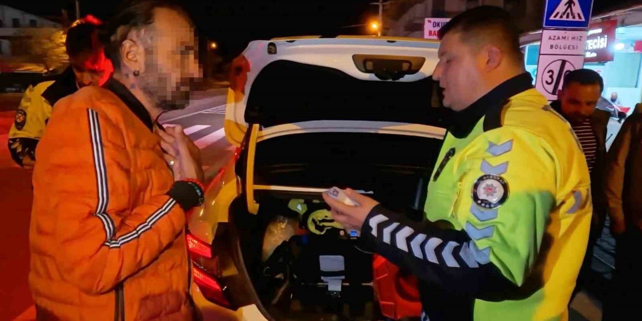 Yasal sınırın 8 kat üzerinde alkollü halde kaza yaptı, kahveye oturup çay içti